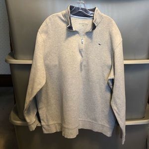 Vineyard Vines men’s half zip. (Gray XXL)